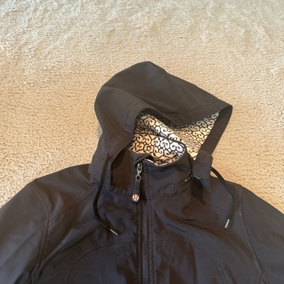 Lululemon Women's Black Heart Pattern Lining Hooded Jacket Solid Black Size 2 - Picture 5 of 15